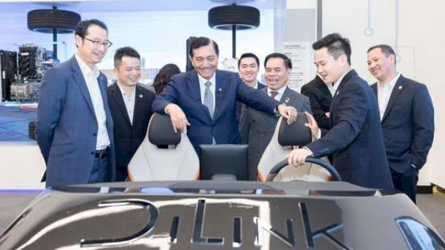 Menteri Koordinator Bidang Kemaritiman dan Investasi Luhut Binsar Pandjaitan di acara peluncuran BYD Indonesia.