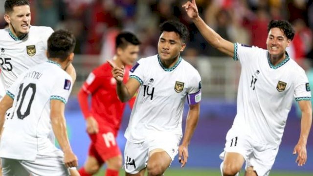 Kapten Timnas Indonesia Asnawi Mangkualam selebrasi usai mencetak gol ke gawang Vietnam, kemarin malam.