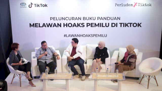 Ketua Bawaalu Rahmat Bagja (dua dari kiri) dalam forum Peluncuran Buku Panduan Melawan Hoaks Pemilu di Jakarta, Jumat (19/1/2024).
