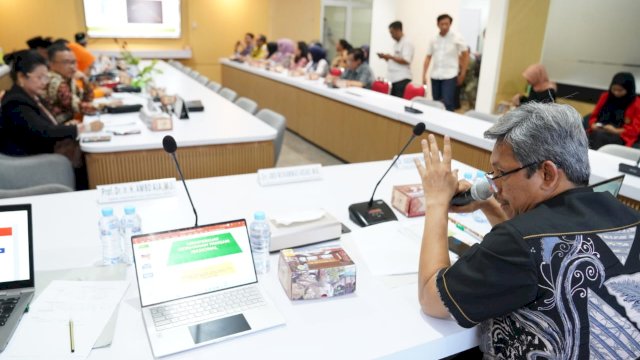 Penjabat Sekertaris Daerah Provinsi Sulsel, Andi Muhammad Arsjad, saat menjadi narasumber dalam Dialog Komunikasi Badan Urusan Legislatif Daerah (BULD) Dewan Perwakilan Daerah (DPD) RI Dalam Rangka Pemantauan dan Evaluasi Peraturan Daerah Tentang Ketahanan Pangan, di Fakultas Pertanian, Universitas Hasanuddin, Makassar, Jumat (19/01/2024).
