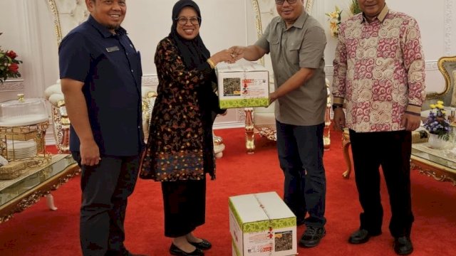 Pj Gubernur Bahtiar membagikan secara gratis jutaan bibit cabai dan timun untuk ditanam masyarakat di seluruh daerah di Sulsel. 