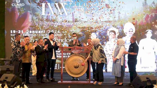 Lia Firman resmi membuka Luxury Wedding Vaganza 2024 di Sandeq Ballroom Hotel Claro pada Jumat (19/01/2023).