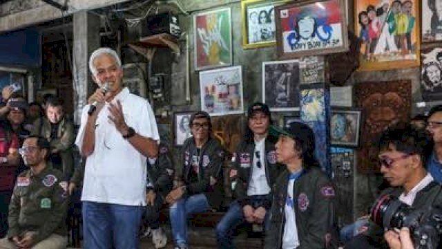 Calon Presiden Ganjar Pranowo bersama personel Slank.