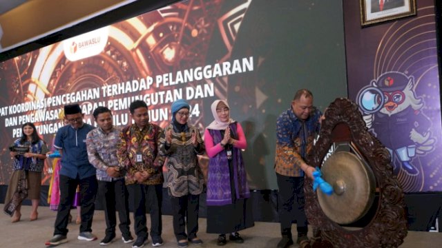 Anggota Bawaslu Totok Hariyono saat membuka Rapat Koordinasi Pencegahan Terhadap Pelanggaran dan Pengawasan Tahapan Pemungutan dan Penghitungan Suara Pemilu Tahun 2024 yang berlangsung di Jakarta.
