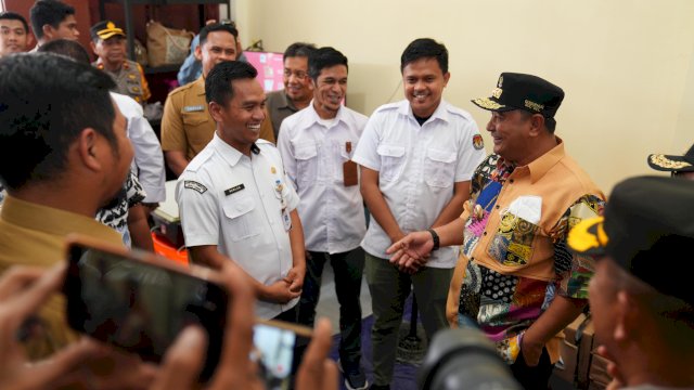 Penjabat Gubernur Sulsel, Bahtiar Baharuddin, usai meninjau Gudang Logistik KPU Luwu Timur, Senin, 22 Januari 2024.
