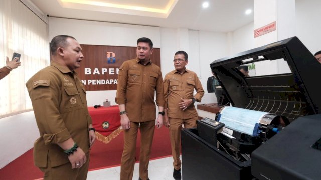Bupati Gowa Adnan Purichta, meninjau proses cetak secara massal Surat Pajak Bumi dan Bangunan Perdesaan dan Perkotaan (PBB P-2), di Kantor Bapenda, Senin, 22 Januari 2024.
