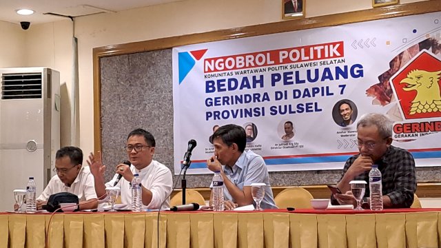 BEDAH PELUANG. Direktur Eksekutif PT General Survei Indonesia (GSI) Dr.Jufriadi Karaeng Sila, Akademisi UNIMERZ, Dr.Baharuddin Hafid, dan Akademisi Universitas Bosowa (UNIBOS) Dr. Arief Wicaksono dalam Ngobrol Politik di Hotel Jolin, Makassar.