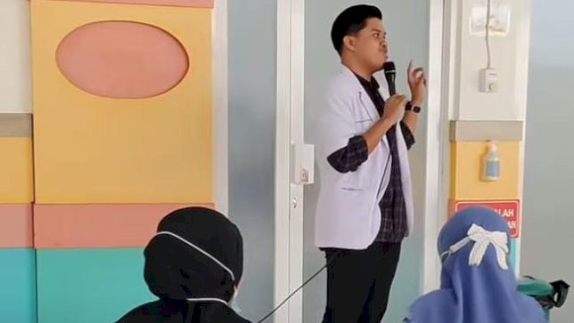 EDUKASI. Dokter Internship RSUD Andi Makkasau Edukasi Warga Pentingnya Menjaga Kesehatan Gigi.