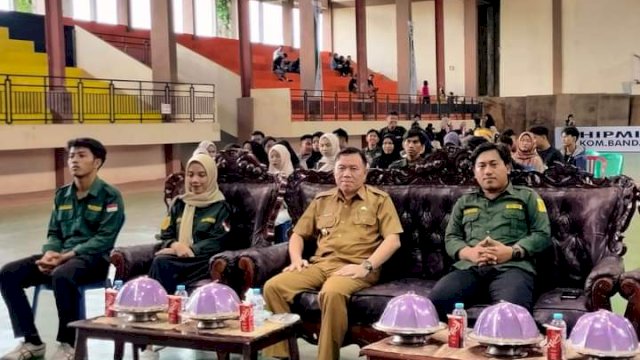 TURNAMEN. Staf Ahli Bidang Kemasyarakatan dan SDM, Noldy Yoseph Rengkuan membuka resmi turnamen futsal Bandar Madani Cup 2024 di GOR Parepare, Senin 22 Januari 2024.