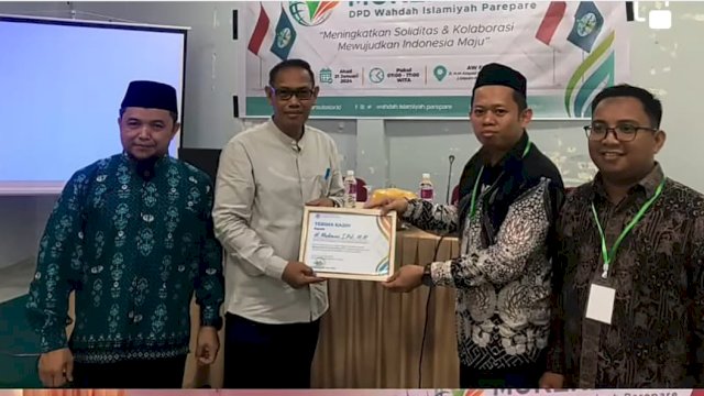 MUKERDA. Kepala Dinas Pendidikan dan Kebudayaan (Disdikbud) Parepare, HM Makmur membuka Musyawarah Kerja Daerah (Mukerda) ke VII Dewan Pengurus Daerah (DPD) Wahdah Islamiyah Parepare di AW Factory, Parepare.
