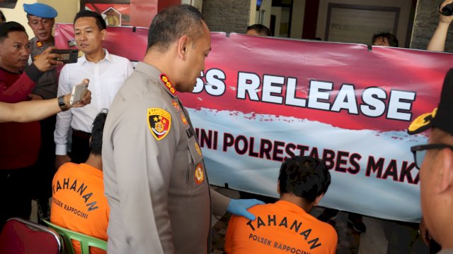 DITEMBAK.Kapolrestabes Makassar, Kombes Polisi Mokhamad Ngajib saat mengekspose kasus pencurian dan kekerasan yang menimpa seorang doktee gigi di Makassar.