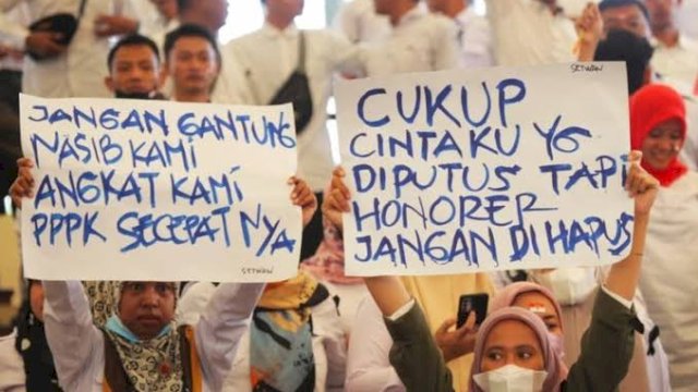 HONORER. UU ASN 2023 melarang kepala daerah dan pejabat pembina kepegawaian menerima atau memasukan&nbsp;Tenaga Honorer/ Non-ASN&nbsp;di tahun 2024 ini.
