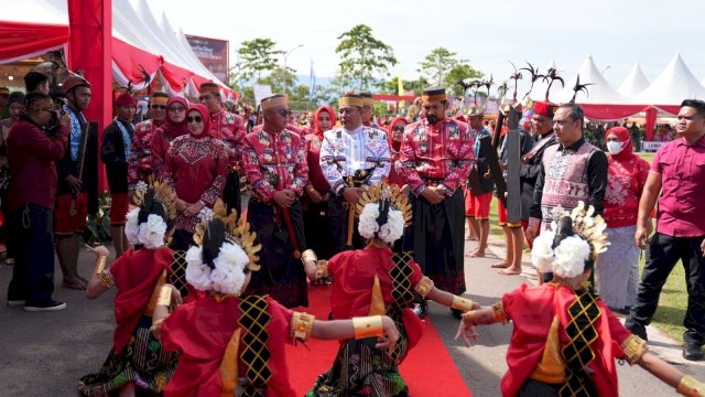 Pj Gubernur Sulsel Bahtiar Baharuddin disambut 756 penari saat tiba di Stadion Andi Hasan Opu Tohatta, Luwu Timur, Selasa, 23 Januari 2024.