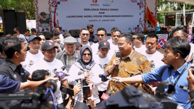 Ketua Bawaslu Rahmat Bagja dan Anggota Bawaslu Lolly Suhenty dalam kegiatan Deklarasi Pemilu Damai di Jakarta, Minggu, (21/1/2024).
