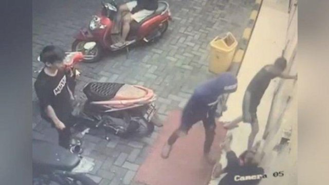 Potongan rekaman CCTV yang memperlihatkan seorang jukir liar dikroyok dua pemuda di depan sebuah minimarket di Jalan Toddopuli 10, Kecamatan Manggala, Kota Makassar, Sulsel, Sabtu (20/1/2024).
