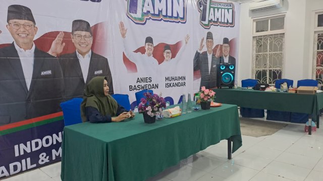 DONATUR. Relawan AMIN menunggu donator untuk pemasangan APK.