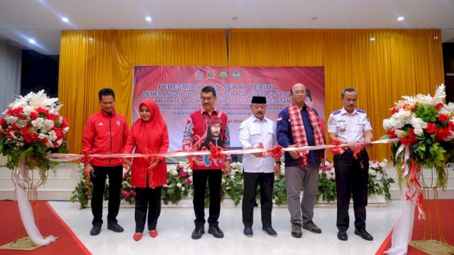 ASPIRASI. Anggota Komisi VII DPR RI Ridwan Andi Wittiri menghadiri peresmian dan serah terima Penerangan Jalan Umum Tenaga Surya (PJU-TS) ke Pemkab Gowa di Gedung D'Bollo, Sungguminasa, Rabu (24/01/2024).