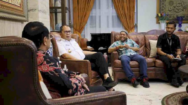 AUDIENS. Rektor Universitas Hasanuddin Prof Jamaluddin Jompa yang juga Ketua Persatuan Lawn Tenis Indonesia (PELTI) Sulsel melaporkan turnamen ITF M25 ke Wali Kota Makassar Mohammad Ramdhan Pomanto.