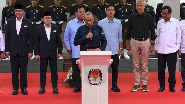Ketua KPU RI bersama tiga pasangan calon Presiden dan Wakil Presiden