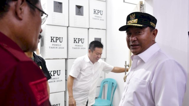 Pj Gubernur Bahtiar melakukan kunjungan untuk meninjau kesiapan pelaksanaan Pemilu dan logistik di Kota Palopo, di Kantor Komisi Pemilihan Umum (KPU) Kota Palopo, Jalan Pemuda Kelurahan Takkalala, Kecamatan Wara Selatan.