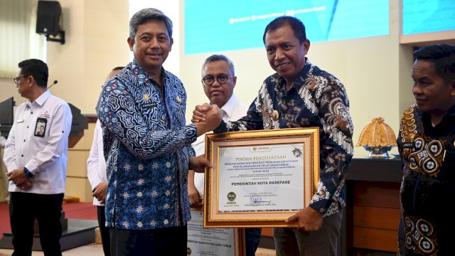 Dinilai Memilik Kepatuhan Pelayanan Publik, Ombudsman Serahkan Penghargaan Kepada Pj Wali Kota Parepare