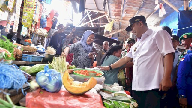 Penjabat Gubernur Sulsel, Bahtiar Baharuddin, melakukan peninjauan di pasar tradisional Kota Palopo, Kamis, 25 Januari 2024.