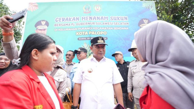 Mahasiswa Agroteknologi Universitas Hasanuddin (Unhas) ikut berpartisipasi melakukan penanaman sukun bersama Penjabat Gubernur Sulsel, Bahtiar Baharuddin, di Kota Palopo.