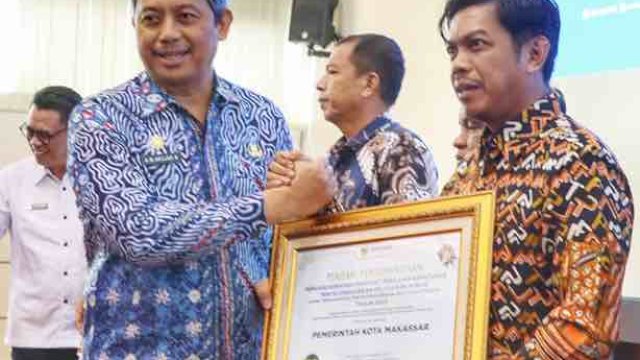 PJ Sekda, Firman Hamid Pagarra menerima penghargaan pelayanan publik yang diserahkan langsung oleh PJ Sekda Sulsel, Andi Muhammad Arsjad.&nbsp;
