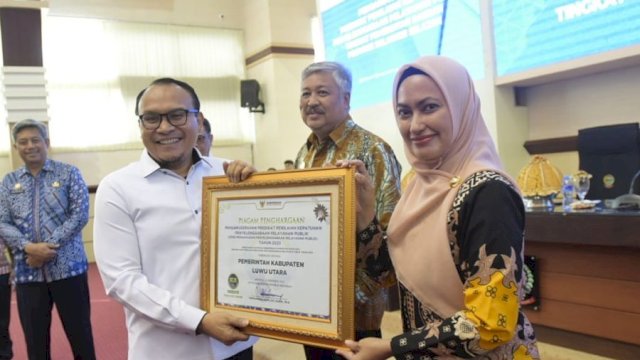 Bupati Luwu Utara, Indah Putri Indriani saat menerima penghargaan sekaligus rapor dari Ombudsman
