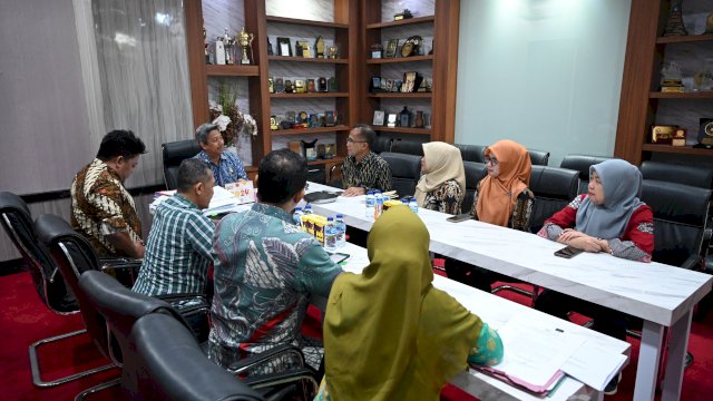 Penjabat Sekertaris Daerah Provinsi Sulsel, Andi Muhammad Arsjad, menggelar rapat koordinasi dengan Perum Bulog Kantor Wilayah Sulselbar, Bapelitbangda Sulsel, dan Dinas Ketahanan Pangan Sulsel, di Kantor Gubernur.
