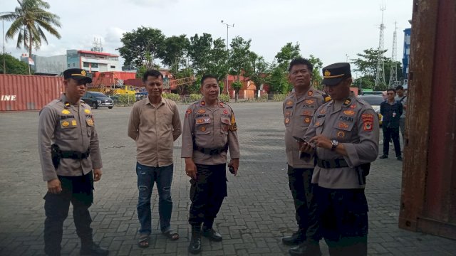 PENGAMANAN. Personel Kepolisian Resor (Polres) Pelabuhan Makassar terus melakukan pengamanan secara ketat setiap tahapan Pemilihan Umum (Pemilu) 2024.
