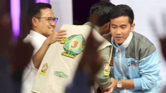 BERSALAMAN. Calon Wakli Presiden Mahfud MD dan Gibran Rakabuming Raka bersalaman usai debat.