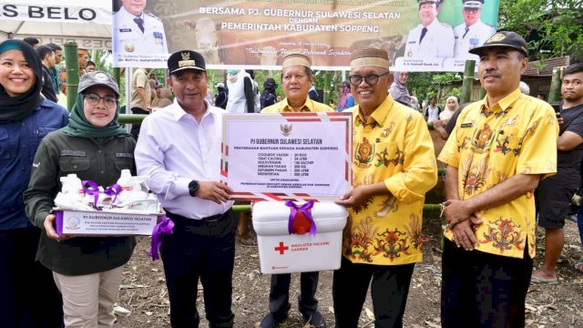 Bahtiar Baharuddin menyerahkan bantuan senilai Rp2 miliar kepada Kabupaten Soppeng
