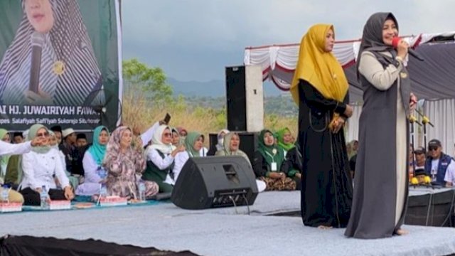 MEMIHAK. Tokoh PPP Nyai Juwairiyah saat kampanye terbuka di Desa Sumberkima, Kecamatan Gerokgak, Kabupaten Buleleng, Jumat (26/1/2024).