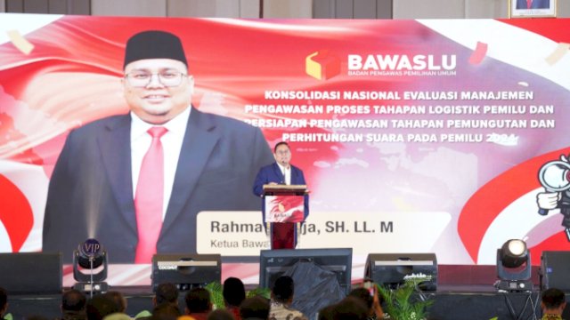ARAHAN. Ketua Bawaslu Rahmat Bagja memberikan arahan dalam Konsolnas Evaluasi Manajemen Pengawasan Proses Tahapan Logistik Pemilu dan Persiapan Pengawasan Tahapan Pemungutan dan Perhitungan Suara pada Pemilu 2024 di Solo, Kamis (25/1/2024).