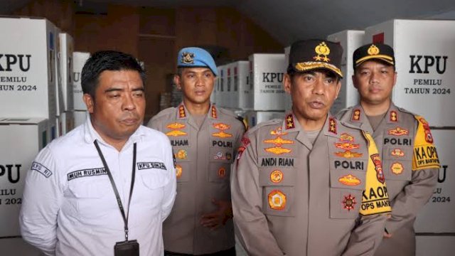 Kapolda Sulsel Irjen Polisi Andi Rian R.Djajadi,  saat nelakukan pengecekan logistik Pemilu di KPU Sinjai, Jalan Bhayangkara, Kelurahan Bongki, Kecamatan Sinjai Utara, Kabupaten Sinjai. Kamis (25/01/2024).

