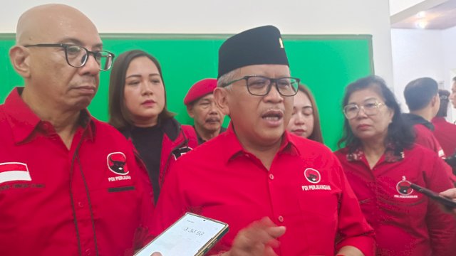 Sekretaris Jenderal PDIP Hasto Kristiyanto saat memberi keterangan ke wartawan di Kantor TPD Sulsel Ganjar-Mahfud.