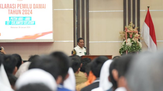 Penjabat Gubernur Sulsel, Bahtiar Baharuddin, menggagas SMP dan SMK Virtual pertama di Sulsel.