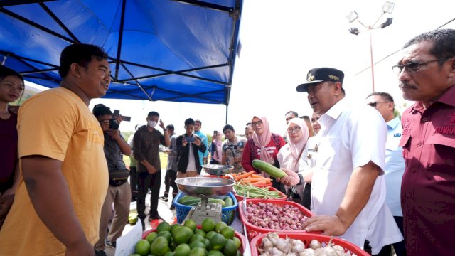 Pj Gubernur Sulsel, Bahtiar Baharuddin, rutin melakukan operasi pasar untuk mengendalikan kenaikan harga. Harga kebutuhan pokok diprediksi naik jelang Ramadan.