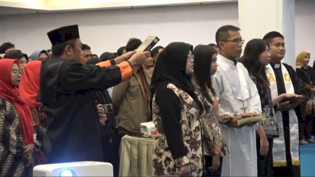 KPU Kota Makassar saat melantik ribuan petugas KPPS Pemilu 2024