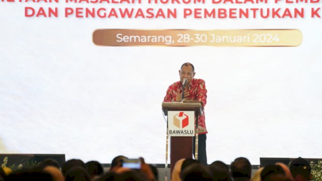 Anggota Bawaslu Totok Hariyono saat membuka Rapat Koordinasi Evaluasi dan Pemetaan Masalah Hukum Pembentukan Pengawas TPS dan Pengawasan Pembentukan KPPS, di Semarang, Senin (29/01/2024).