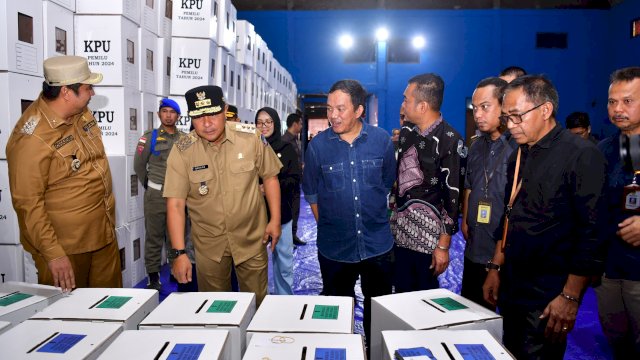 Hari ini, Selasa, 30 Januari 2024, Pj Gubernur Bahtiar didampingi KPU dan Bawaslu, melakukan kunjungan di gudang logistik KPU Maros, di Gedung Safari, Poros Makassar-Maros, Adatongeng, Kecamatan Turikale.