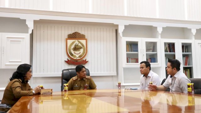 PJ Sekda Kota Makassar, Firman Hamid Pagarra menerima audiensi Kepala Cabang BPJS Ketenagakerjaan, I Nyoman Hari didampingi Kepala Dinas Ketenagakerjaan, Nielma Palamba, di Ruang Kerja Sekda, Balai Kota, Senin (29/01/2024).