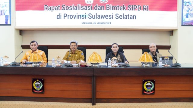 Penjabat Sekertaris Daerah Provinsi Sulsel, Andi Muhammad Arsjad, membuka Rapat Sosialisasi dan Bimbingan Teknis (Bimtek) Sistem Informasi Pemerintahan Daerah (SIPD) RI, yang digelar di Ruang Rapat Pimpinan Kantor Gubernur Sulsel, Selasa, 30 Januari 2024.
