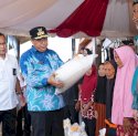 Pj Gubernur Sulsel Salurkan Bantuan Pangan Pemerintah Pusat untuk Warga Miskin di Takalar