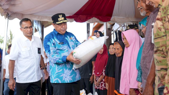 Penjabat Gubernur Sulsel, Bahtiar Baharuddin, menyerahkan bantuan pangan dari pemerintah pusat, berupa beras 10 kilogram untuk setiap Keluarga Penerima Manfaat di Kabupaten Takalar.