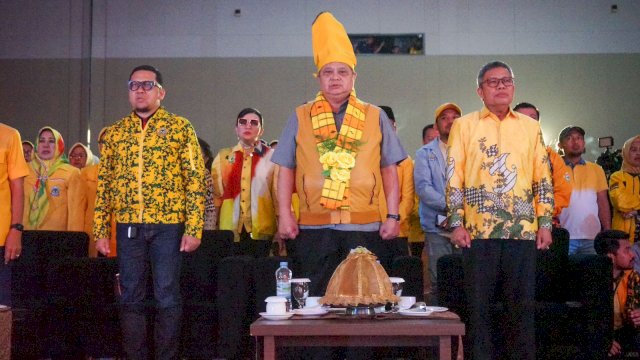 Airlangga Hartarto (tengah) menghadiri konsolidasi dan koordinasi pemenangan Partai Golkar di Indonesia Timur, Kamis malam.