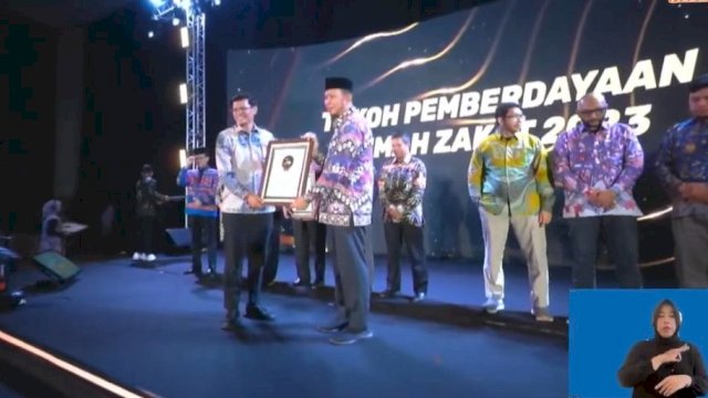 Piagam penghargaan diberikan CEO Rumah Zakat Irvan Nugraha kepada Wali Kota Makassar Moh Ramdhan Pomanto yang diwakili oleh Kepala Bagian&nbsp;&nbsp;Kesejahteraan Rakyat (Kesra) Mohammad Syarief, di The Sultan Hotel Jakarta, Kamis (1/02/2024).