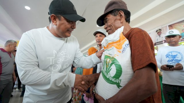 Penjabat Gubernur Sulsel, Bahtiar Baharuddin, menyalurkan bantuan pangan Presiden Republik Indonesia Ir. Joko Widodo kepada masyarakat kurang mampu di Jeneponto.
