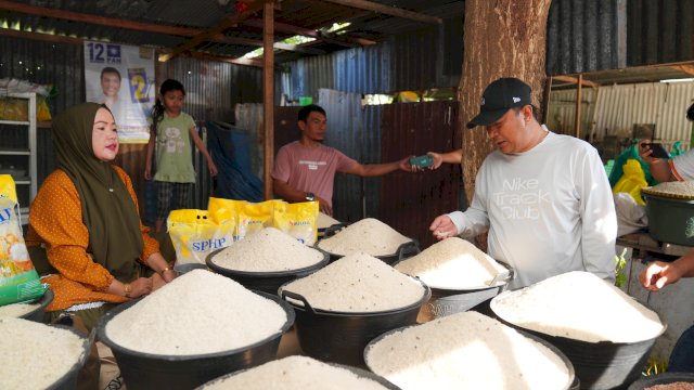 Penjabat Gubernur Sulsel, Bahtiar Baharuddin, berbincang dengan pedagang beras di Pasar Karisa, Jeneponto.
